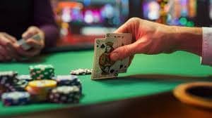 Infinite Blackjack live dealer di layar dengan kartu terbuka dan UI pemain di totopecah